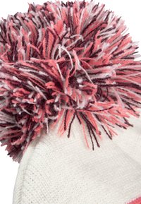 Weißer Strickmütze mit einem großen, mehrfarbigen Pompon in den Farben Rosa, Lila und Weiß an der Spitze, mit strukturiertem Material.