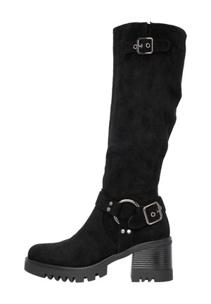 Stivale nero fino al ginocchio in morbida suede con gambale ampio, tacco spesso e dettagli in cintura con fibbia e anello in argento.