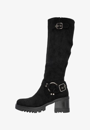 Stivale nero fino al ginocchio in morbida suede con gambale ampio, tacco spesso e dettagli in cintura con fibbia e anello in argento.