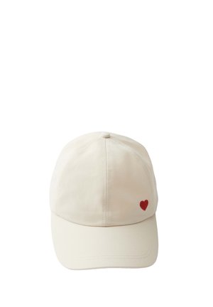 Casquette de baseball écrue avec un petit cœur rouge brodé sur le côté droit à l'avant.