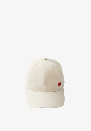Casquette de baseball écrue avec un petit cœur rouge brodé sur le côté droit à l'avant.
