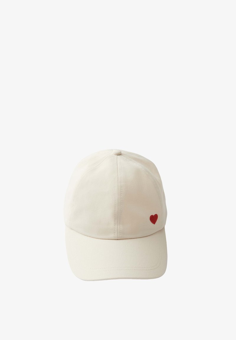 Casquette de baseball écrue avec un petit cœur rouge brodé sur le côté droit à l'avant.