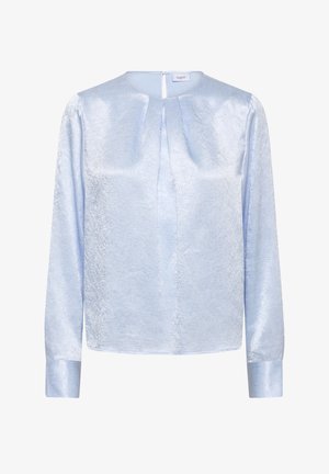 Vaaleansininen pitkähihainen paita, jossa on hienovarainen tekstuurinen kiilto, pyöreä kaula-aukko, etupuolella pleat-yksityiskohta ja istuvat hihansuut.