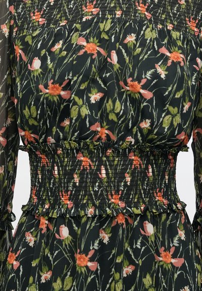 Ziedu kleita ar melnu pamatni, uz kuras ir zaļi un oranži raksti, elastīga vidukļa daļa un volāni uz piedurknēm un apakšmalas.