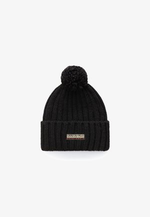Sort strikket beanie-hue med ribbet tekstur, en pom-pom på toppen og et lille rektangulært logo-patch på fronten.