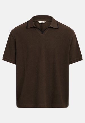 Ruda trumpomis rankovėmis polo marškinėliai su V formos apykakle ir kontrastinga tamsia apdaila apykaklės kraštuose. Pagaminti iš tekstūruotos medžiagos.