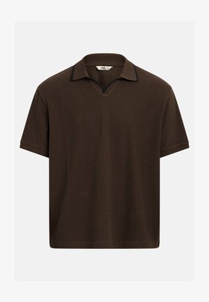 Barna rövid ujjú galléros póló, V-nyakú gallérral és kontrasztos sötét szegéllyel a gallér szélein. Texturált anyagból készült.