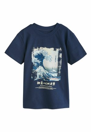 Marineblauw T-shirt met een afbeelding van een grote oceaangolf en de berg Fuji, geïnspireerd op het kunstwerk The Great Wave off Kanagawa.