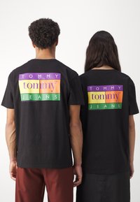 Tommy Jeans TJM REG SUMMER FLAG TEE EXT - T-shirt con stampa - black