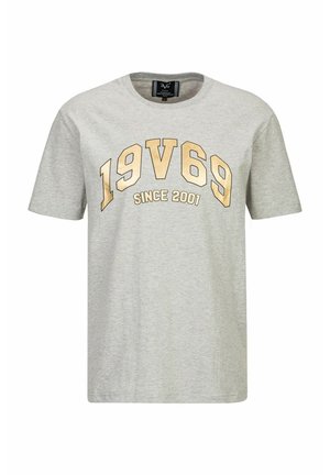 Grijze katoenen t-shirt met korte mouwen, voorzien van een grote gouden bedrukte tekst "19V69" en "SINCE 2001" in een gebogen ontwerp aan de voorkant.