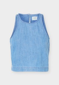 Ærmeløs lys blå denim crop top med rund udskæring og knaplukning på ryggen, med Lee-mærke inde i kraven.