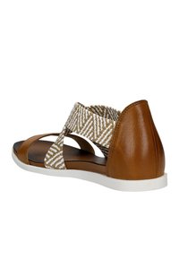 Hnědé kožené sandály s tkaninou v bílo-bežových pruhách. Mají kulatou špičku, otevřenou patu a bílou gumovou podrážku s nízkým profilem.