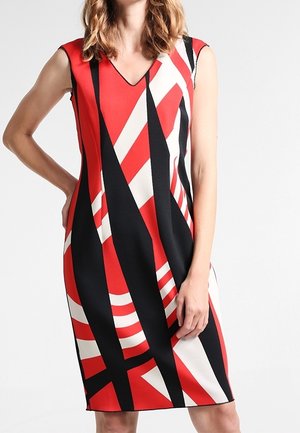 Rood, zwart en wit mouwloze jurk met een V-hals. Geometrisch patroon met gedurfde strepen en lijnen. Gladde stoftextuur.