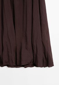 Dunkelbrauner Rock aus leichtem, strukturiertem Stoff mit fließenden Falten und einem sanft gerafften Saum. Minimalistisches Design ohne zusätzliche Akzente.