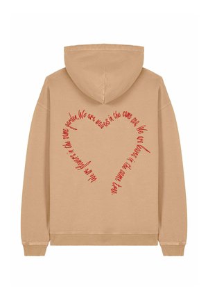 Felpa marrone con cappuccio caratterizzata da un grande contorno a forma di cuore rosso con del testo all'interno, realizzata in un morbido tessuto con una vestibilità standard e polsini.