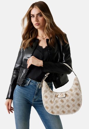 Sac hobo beige avec un motif en relief marron et des détails en or. Texture lisse, forme courbée et une poignée structurée.