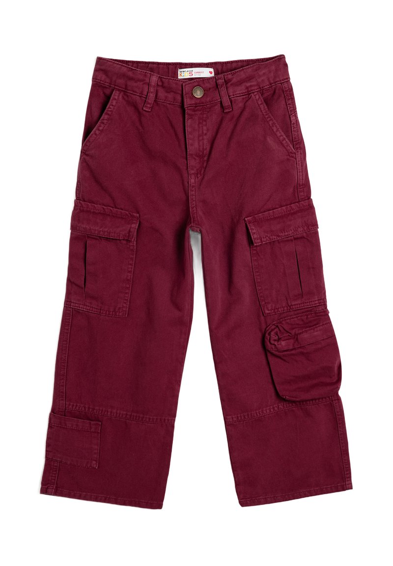 Pantaloni cargo bordeaux in cotone, dotati di molteplici tasche laterali, chiusura con bottone e una vestibilità rilassata con cuciture longitudinali.
