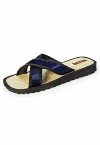 Marineblaues Flip-Flop mit überkreuzten Riemen aus glänzendem Material, geflochtenem Strohfußbett und schwarzer Gummisohle mit strukturiertem Muster.