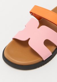 Steve Madden MISSILE - Sandalen - orange/pink