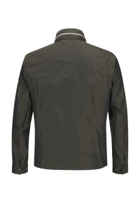Giacca verde oliva con colletto alto, materiale leggero, polsini con bottone e dettagli di cucitura sottili sulla schiena e sulle maniche.