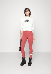 Nike Sportswear W NSW ESSNTL LGGNG SWOOSH MR - Leggings - Calças - canyon rust/white