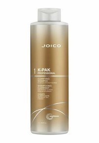 Joico K-Pak Professional 1 L klarande schampo i en hög, cylindrisk gyllene flaska med vita accenter och klart lock, märkt med flerspråkig text.