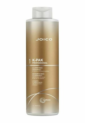 Joico K-Pak Professional 1 L afklarende shampoo i en høj, cylindrisk gylden flaske med hvide detaljer og klar låg, mærket med tekst på flere sprogmål.