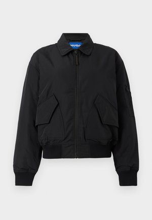 Veste bomber noire à fermeture éclair avec deux grandes poches à rabat à l'avant, poignets et ourlet côtelés, et une petite poche zippée sur la manche gauche.