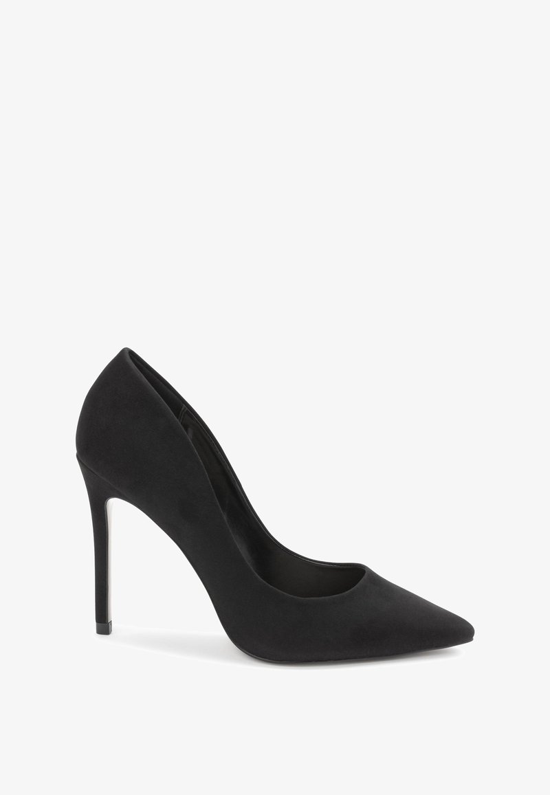 Chaussure à talon aiguille en daim noir avec un bout pointu et un talon fin sur un fond blanc.