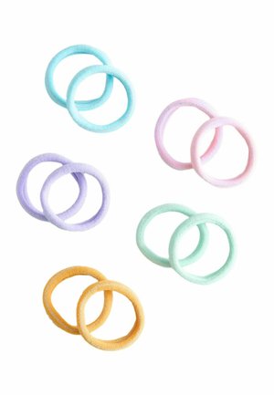 Paare von weichstoffbezogenen Haargummis in Blau, Pink, Lila, Grün und Gelb, angeordnet auf weißem Hintergrund.