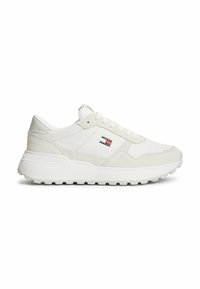 Λευκό χαμηλό sneaker με χοντρή σόλα, κορδόνια μπροστά, και μικρό λογότυπο Tommy Hilfiger σε κόκκινο, άσπρο και μπλε στην πλευρική επιφάνεια.