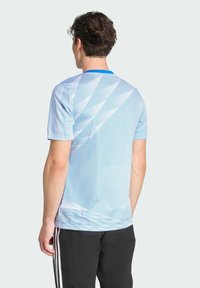 Světle modrá košile s krátkým rukávem a mřížkovým vzorem, se stojáčkem v jednobarevné modré barvě a hladkou, prodyšnou texturou.