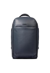 Marineblauwe leren rugzak met een gestructureerde afwerking, rechthoekige vorm, bovenhandgreep en voorzak met ritssluiting. Voorzien van subtiele branding aan de voorzijde.