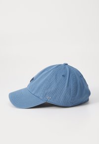 Casquette de baseball en coton bleu avec une visière incurvée et un petit logo brodé de la marque '47 sur le côté, présentée sur un fond blanc.