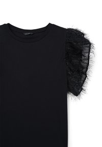 Top corto nero con maniche a sbuffo in pizzo su un lato e scollo rotondo, caratterizzato da dettagli lucidi e frangiati sul lato destro.