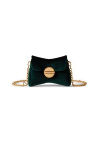 Borsa a pochette verde in velluto con una chiusura circolare dorata e tracolla a catena. Presenta un design a forma di fiocco e una texture morbida.