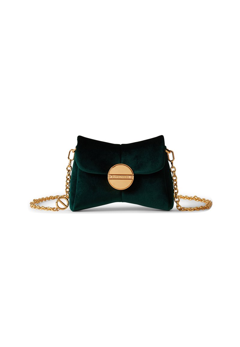Borsa a pochette verde in velluto con una chiusura circolare dorata e tracolla a catena. Presenta un design a forma di fiocco e una texture morbida.