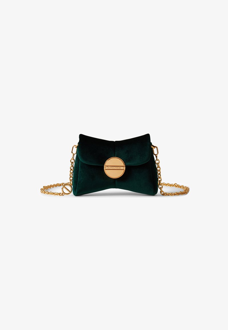 Grüne Samt-Clutch mit goldener, runder Verschluss und Kettenriemen. Sie hat ein schleifenähnliches Design und eine weiche Textur.