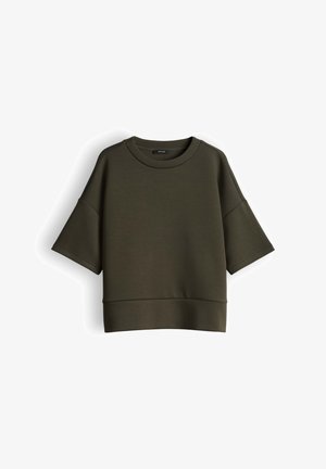 Donkergroene sweatshirt met korte mouwen, een ronde hals en brede boorden, weergegeven tegen een witte achtergrond.