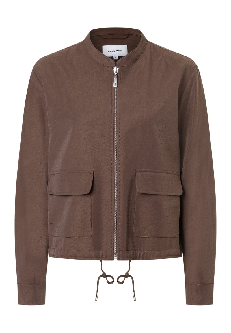 Braune Bomberjacke mit runder Kragen, frontalem Reißverschluss, zwei Brusttaschen und verstellbarem Kordelzugsaum. Hergestellt aus leichtem Stoff.