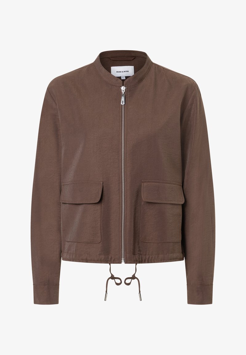 Braune Bomberjacke mit runder Kragen, frontalem Reißverschluss, zwei Brusttaschen und verstellbarem Kordelzugsaum. Hergestellt aus leichtem Stoff.