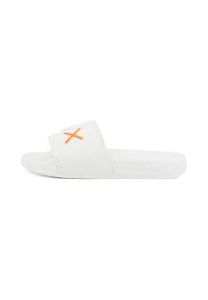 Sandalo slide bianco con una fascia larga che presenta una "X" arancione sulla parte superiore, suola piatta con design a punta aperta.