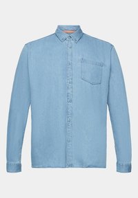 Camisa de mezclilla azul claro con cuello puntiagudo, mangas largas, cierre frontal con botones y un bolsillo en el pecho. Presenta un acabado y textura discretos.