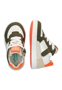 Zapatillas para niños en combinación de colores verde oliva, blanco y beige en ante, con detalles en naranja, perforaciones, cordones y una correa de Velcro. Suela blanca.