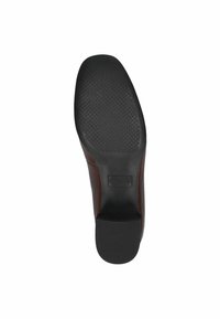 Zapato de cuero marrón con suela de goma negra texturizada; presenta un tacón bajo y un logo de la marca grabado en el lateral. Talla 37 marcada.