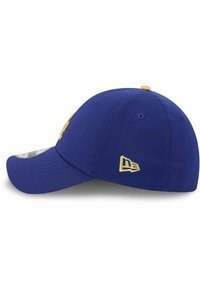 Blaues Baseballcap aus Stoff mit runder Krone, gebogenem Schirm und goldenen Akzenten, einschließlich Logo und Stickdetails.