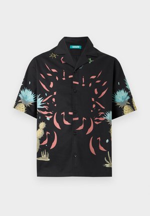 Camicia nera a maniche corte con bottoni, decorata con un volto di tigre corallo e fiori azzurri simili a cardo sulle maniche e sui lati.