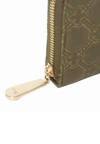 Portafoglio in pelle verde con motivo floreale in rilievo, zip e accessori in tonalità oro, con un tirante decorativo per la zip.