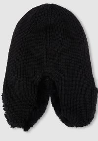 Czarna dziana czapka beanie o luźnym kroju. Posiada miękką, futrzaną podszewkę i żebrowaną teksturę. Okrągły kształt z szerokim otworem u dołu.