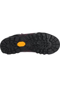 Svart gummiyttersula med texturerat greppmönster; gul Vibram-logotyp; ovandelen har grå och rosa tygvävning med en förstärkt design.